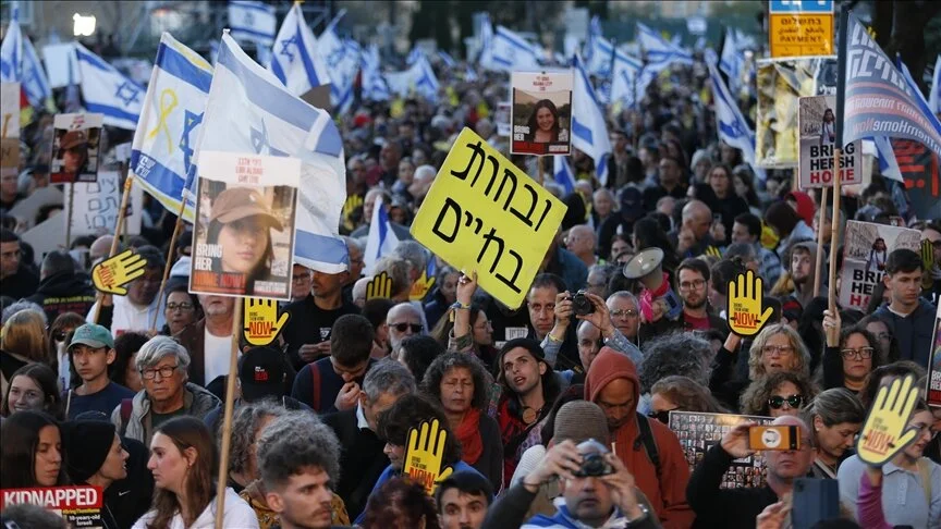 Izrael, mbahet protestë me kërkesën për shkëmbimin e pengjeve dhe sigurimin e armëpushimit