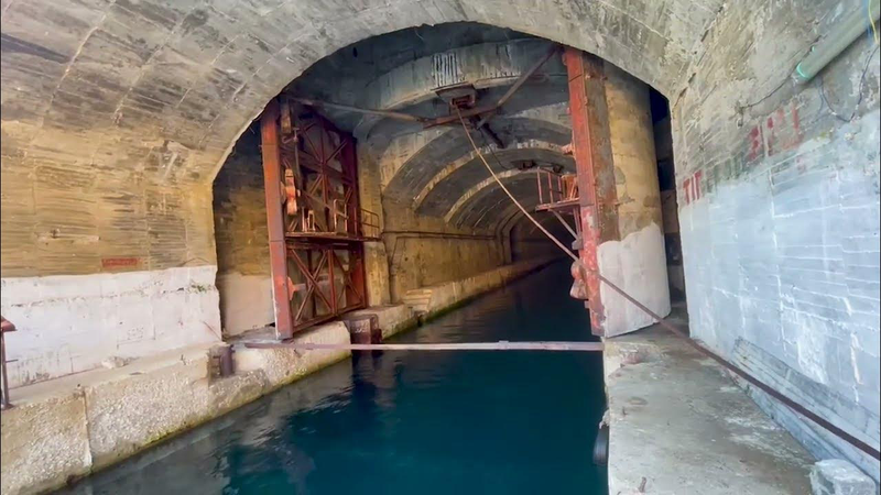 Misteri i tunelit të Porto Palermos: Çfarë fshehet pas derës së bunkerit që u hap pas 32 vitesh