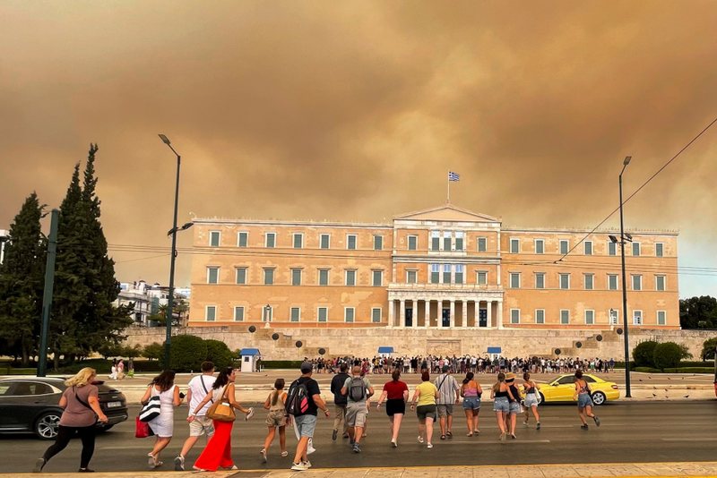 Situatë apokaliptike në Athinë, zjarret rrethojnë kryeqytetin grek