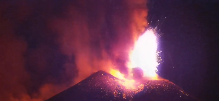 Riaktivizohet vullkani Etna, mbyllet aeroporti i Catanias