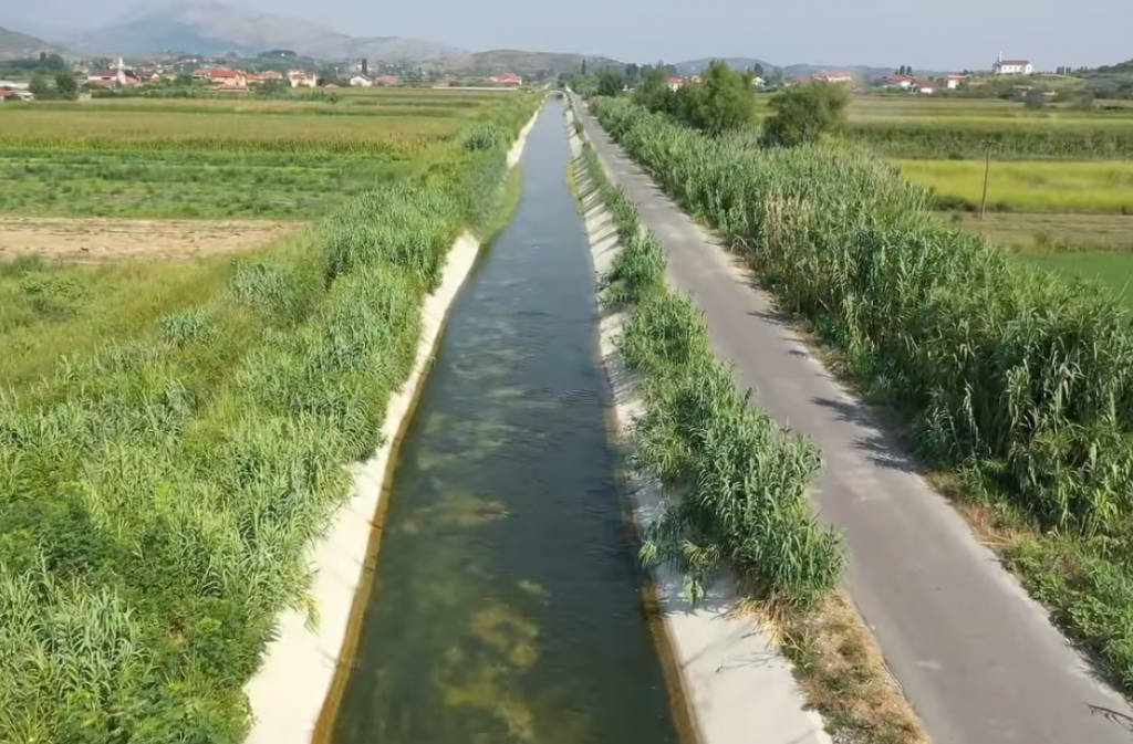 Riparimi i kanalit ujitës në Bërdicë përmirëson ujitjen e 4 mijë ha toka bujqësore