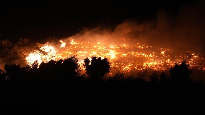 Intensifikohen përpjekjet për shuarjen e zjarreve në Türkiyen perëndimore