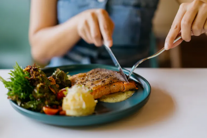 Koha ideale për të ngrënë darkë nëse doni të humbni peshë, sipas dietologëve