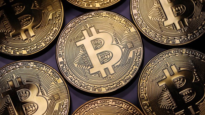 Bitcoin pranë shifrave rekord, kap vlerën 65 mijë dollarë