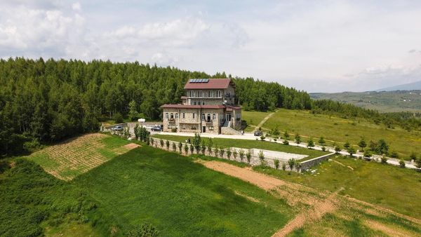 Agroturizëm “Stani i Hoxhës”, oazi që u ofron turistëve kulinarinë tradicionale