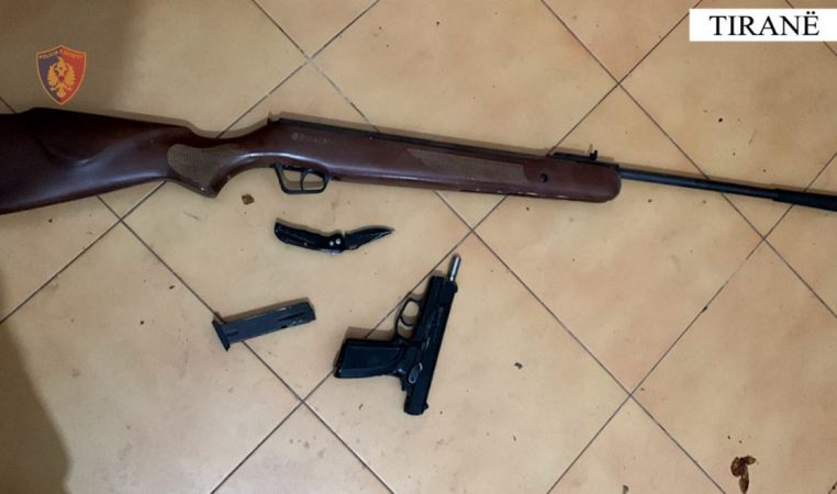 Armë, drogë e municion luftarak në automjet dhe në banesë, arrestohet 41-vjeçari në Tiranë
