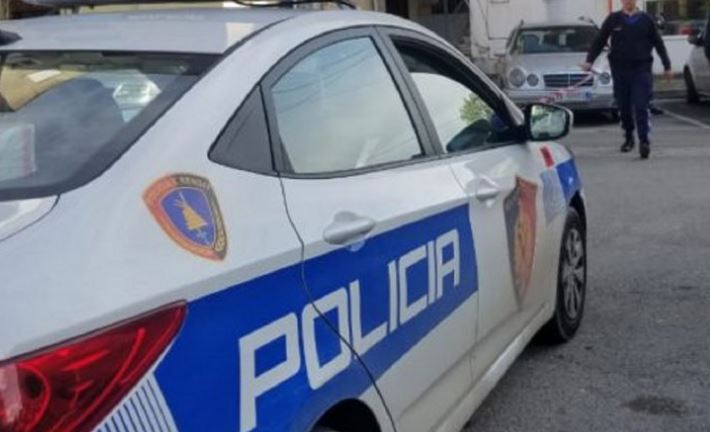 Aksident në aksin Sarandë-Gjirokastër, makina përplaset me motorin, plagosen dy turistët italianë