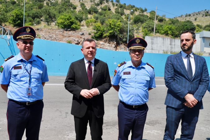 Fluksi i kalimeve në kufi, ministri Balla takim me strukturat e Policisë në Han të Hotit: Sezoni s’ka mbaruar, rrisni gatishmërinë!