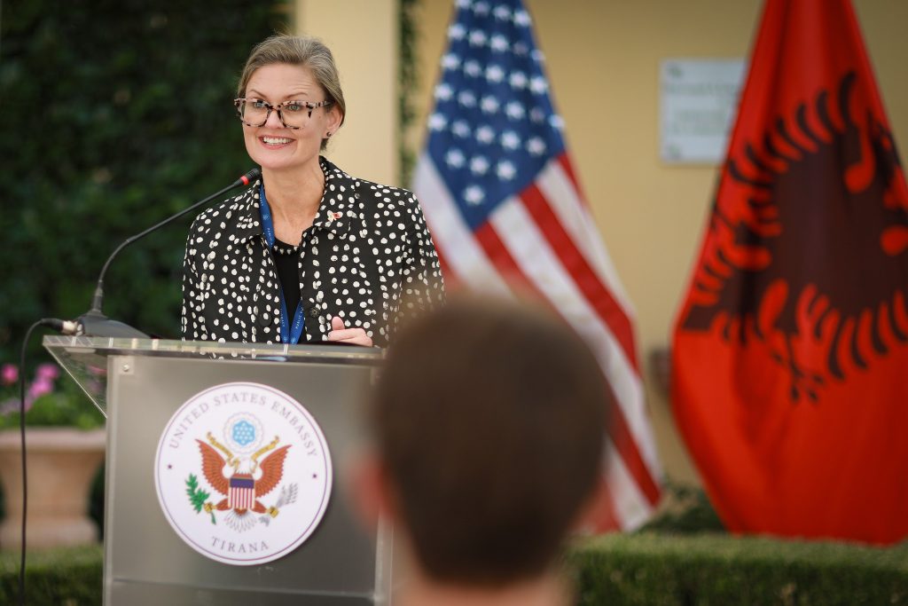 Mbërrin në Shqipëri, Nancy Van Horn, e Ngarkuara e re me Punë në Ambasadën e SHBA në Tiranë