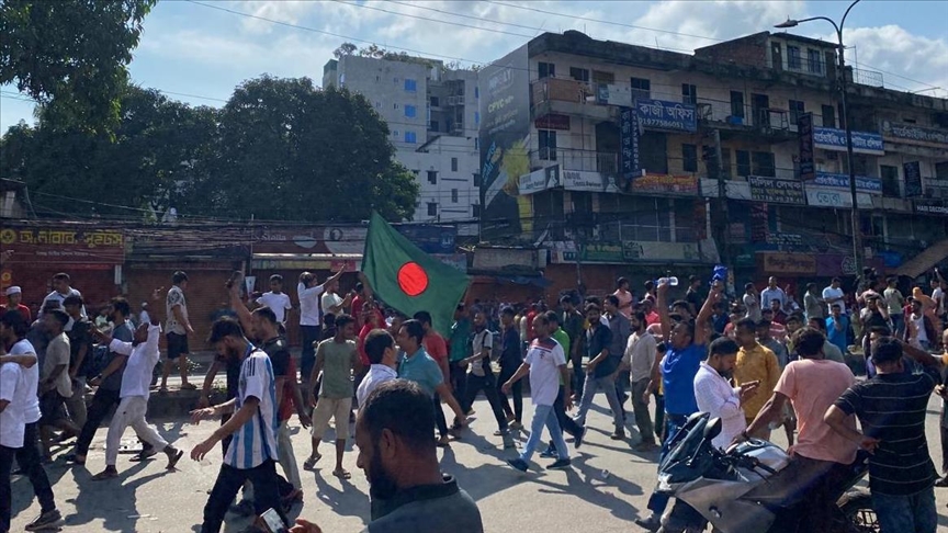 Bangladesh, protestuesit antiqeveritarë hynë në rezidencën zyrtare të kryeministres Sheikh Hasina