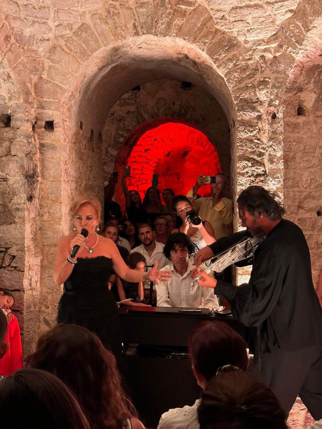 Inva Mula, Genc Tukiçi dhe Olen Cesari, koncert në kalanë e Porto Palermos