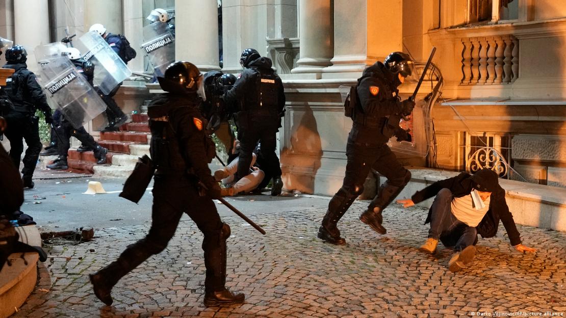 Dhjetëra të arrestuar nga policia serbe pas protestës së opozitës, DW: Pse shpërtheu dhuna në Beograd