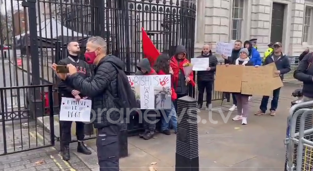 Dy shqiptarë humbën jetën në qendrat e emigrantëve, protestë e shqiptarëve në Londër