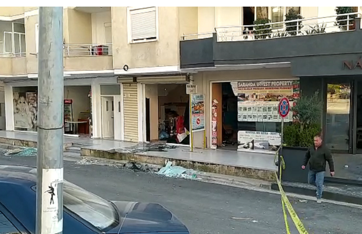 Shpërthimi me tritol në Sarandë, fqinjët tregojnë dëmet në shtëpitë e tyre: Xhama e orendi të shkatërruara