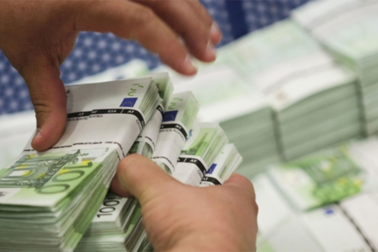 2022, shqiptarët kryen 3.35 miliardë Euro transferta bankare në monedhën europiane brenda vendit
