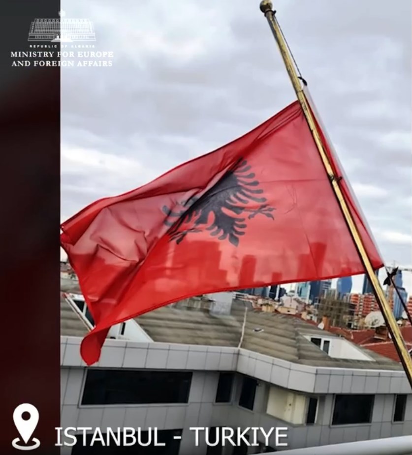 Ditë zie kombëtare, flamujt në gjysmështizë në institucione dhe ambasadat shqiptare nëpër botë