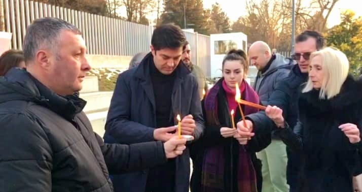 Prefektura e qarkut të Korçës dhe Universiteti “Fan Noli”, qirinj dhe lutje për viktimat e tërmetit në Turqi