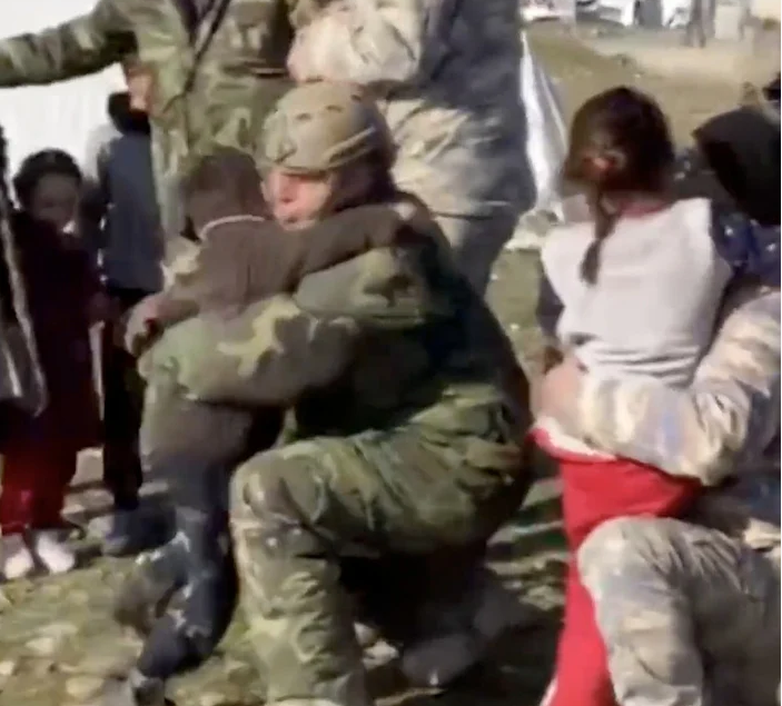 Fëmijët e mbijetuar në Gaziantep vrapojnë për të përqafuar ushtarët