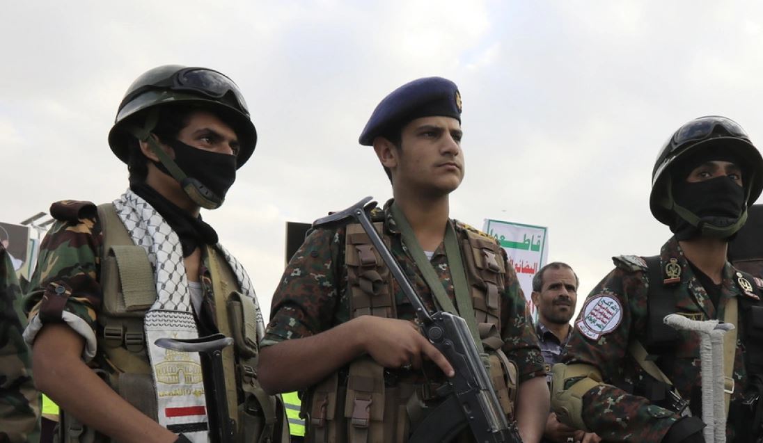 Houthi nuk ndal agresionin, godet anijen në Gjirin e Adenit