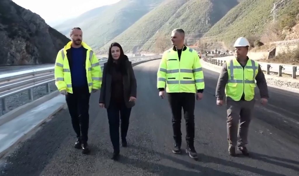 Nis asfaltimi në lotin e parë të aksit Elbasan-Qafë Thanë, Balluku: Gati për qarkullim brenda pak javësh