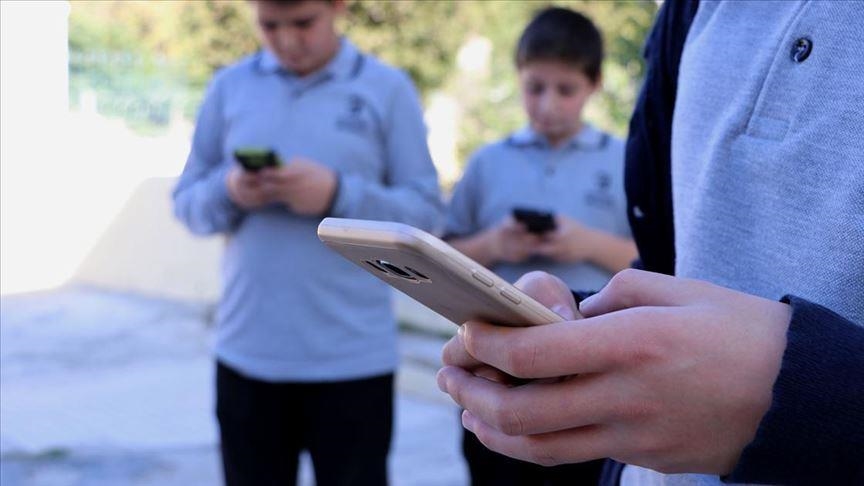 Britania do të ndalojë përdorimin e telefonave celularë në shkolla