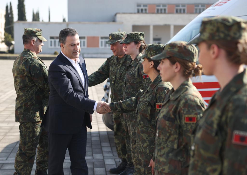 Ministri Peleshi pret efektivët e kthyer nga misioni në Turqi