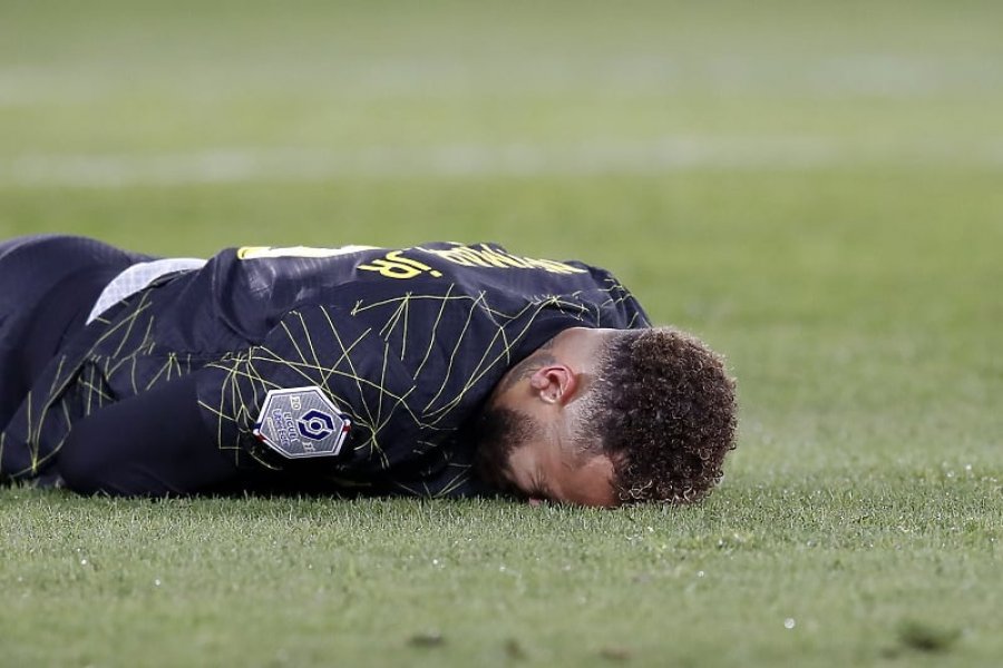 PSG në ankth, Neymar largohet nga fusha e lojës me barelë