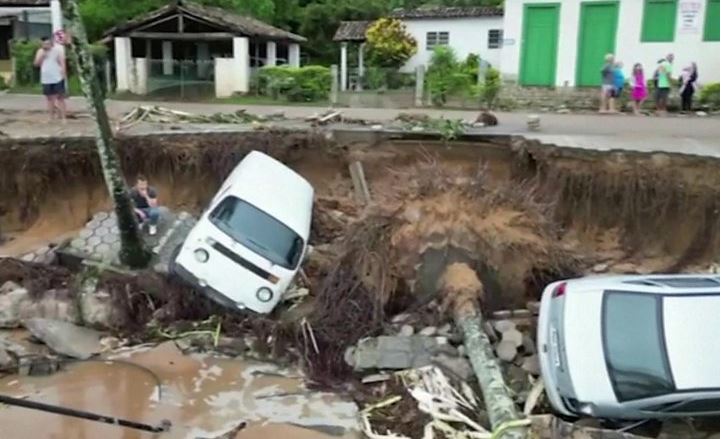 Përmbytje e rrëshqitje dherash në Brazil, raportohet për dhjetëra të viktima: Situata kritike dhe kaotike