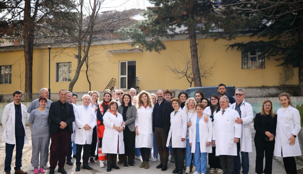 Koçiu: Së shpejti nisim punën për përmirësimin e infrastrukturës së spitalit të Pogradecit