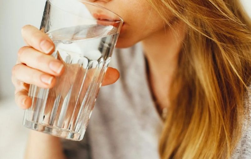 Ujë për të humbur në peshë, sa duhet të konsumoni?