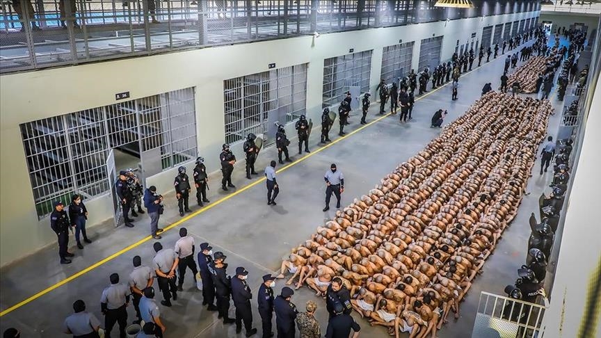 El Salvador, të burgosurit e parë vendosen në burgun më të madh në kontinentin amerikan