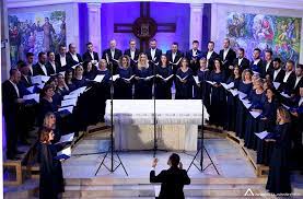 Kori i Filarmonisë së Kosovës nis festën e Pavarësisë në Tiranë! Artistët këndojnë pjesë shqiptare, befasojnë publikun 