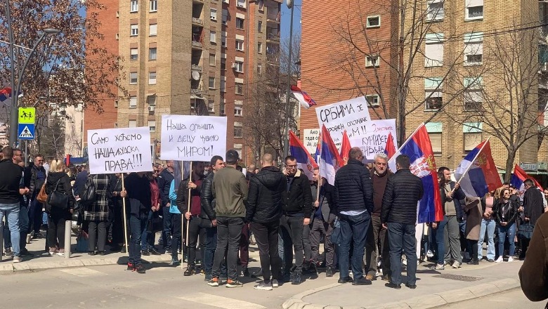'Kurti të ndalë terrorin', Serbët ngrihen në protesta dhe bllokojnë makinat me shoferë shqiptarë që duan të udhëtojnë drejt Serbisë