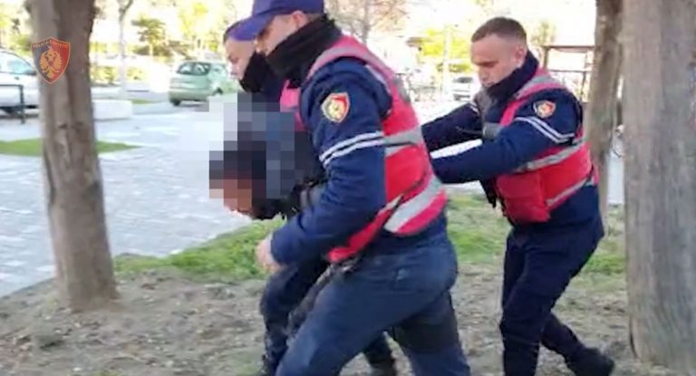 Goditi me thikë ish-gruan dhe tentoi të vriste me kallash një person, arrestohet në Vlorë i riu i rrezikshëm