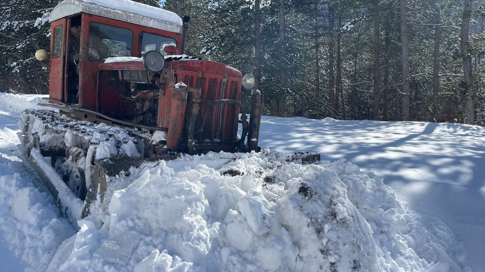 Reshjet e borë mbi 1 metër, bllokohen dy fshatra në Gramsh, në disa zona mungon energjia elektrike