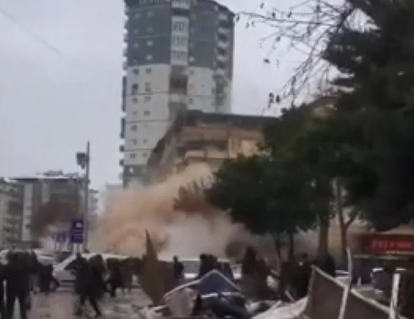 U godit nga tërmeti me qendër Kahramanmaraş, momenti i shembjes së objektit në Gaziantep