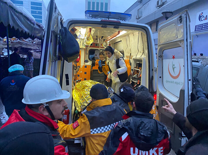 Të paktën 284 persona humbën jetën dhe 2.323 u plagosën nga tërmeti në Türkiye