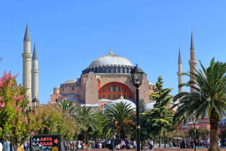 Turqi, turistët nga sot mund të hyjnë në Hagia Sophia vetëm me biletë