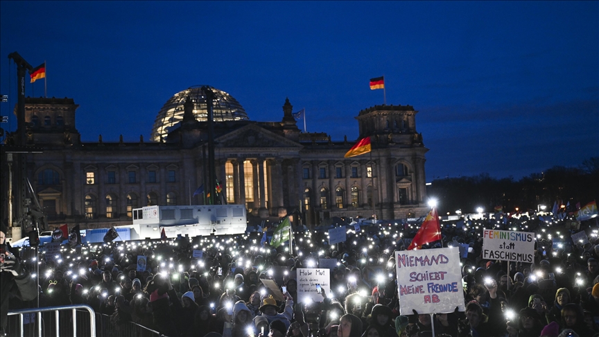 Qindra mijëra qytetarë gjermanë protestuan kundër partisë së ekstremit të djathtë