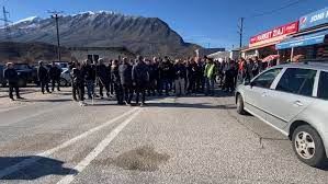 Baxhot dhe fabrikat po i falimentojnë, blegtorët e Jugut në Protestë, bllokojnë aksin nacional Gjirokastër-Sarandë: Qumështi shitet lirë, shteti të ndalë monopolin