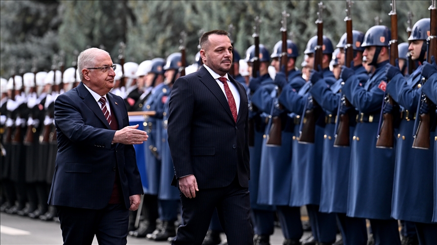 Ministri turk i Mbrojtjes Güler takohet me homologun kosovar Maqedonci