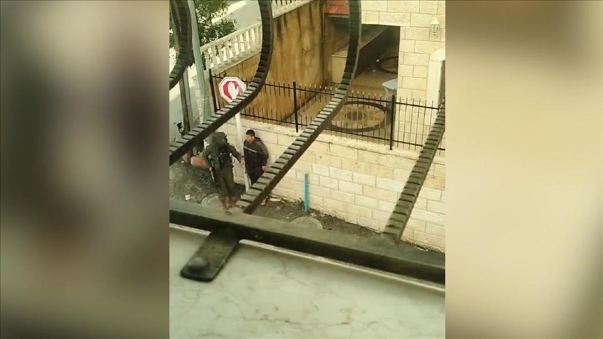 Publikohen pamje ku ushtarët izraelitë godasin një fëmijë palestinez në Bregun Perëndimor