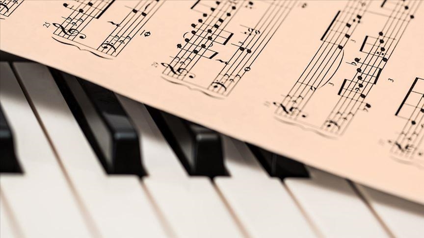 Studim: Angazhimi me muzikë ndihmon në mbrojtjen e shëndetit të trurit në moshat e mëvonshme
