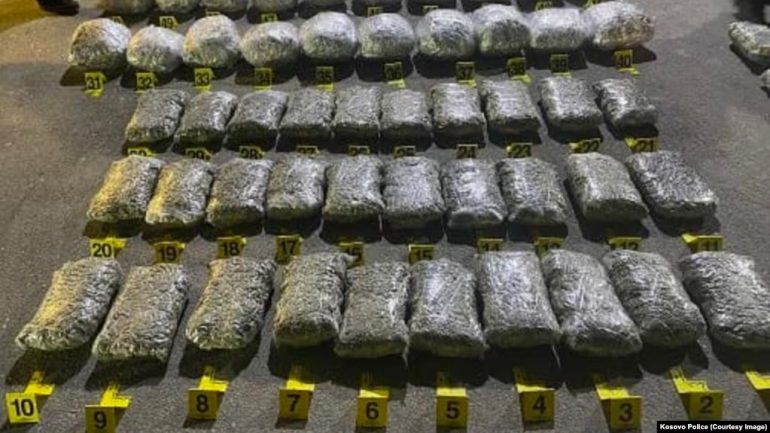 Sekuestrohen rreth 107 kg marijuanë në Kosovë, arrestohet një serb