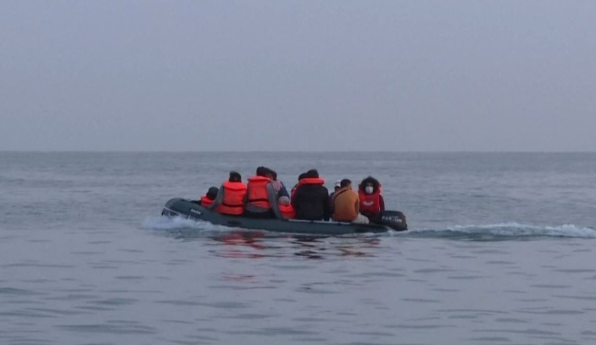 Shpëtohet gomonia me refugjatë në Britani/ Rrezikonte mbytjen në det në kanalin e La Manshit