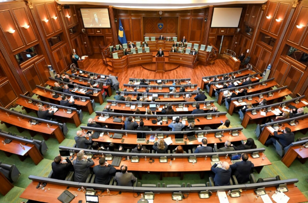 Kuvendi i Kosovës mban një minutë heshtje në kujtim të gjenocidit në Srebrenicë