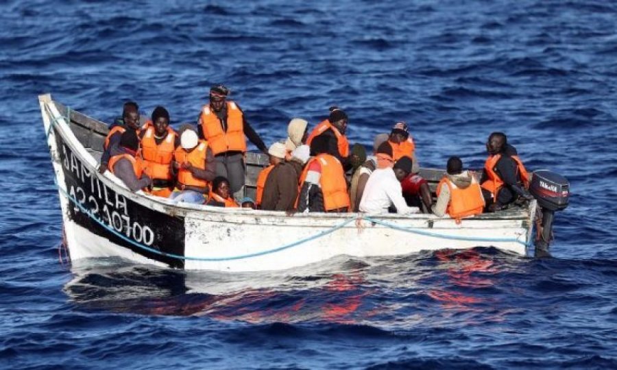 Zhduket varka me 200 emigrantë në ujërat spanjolle