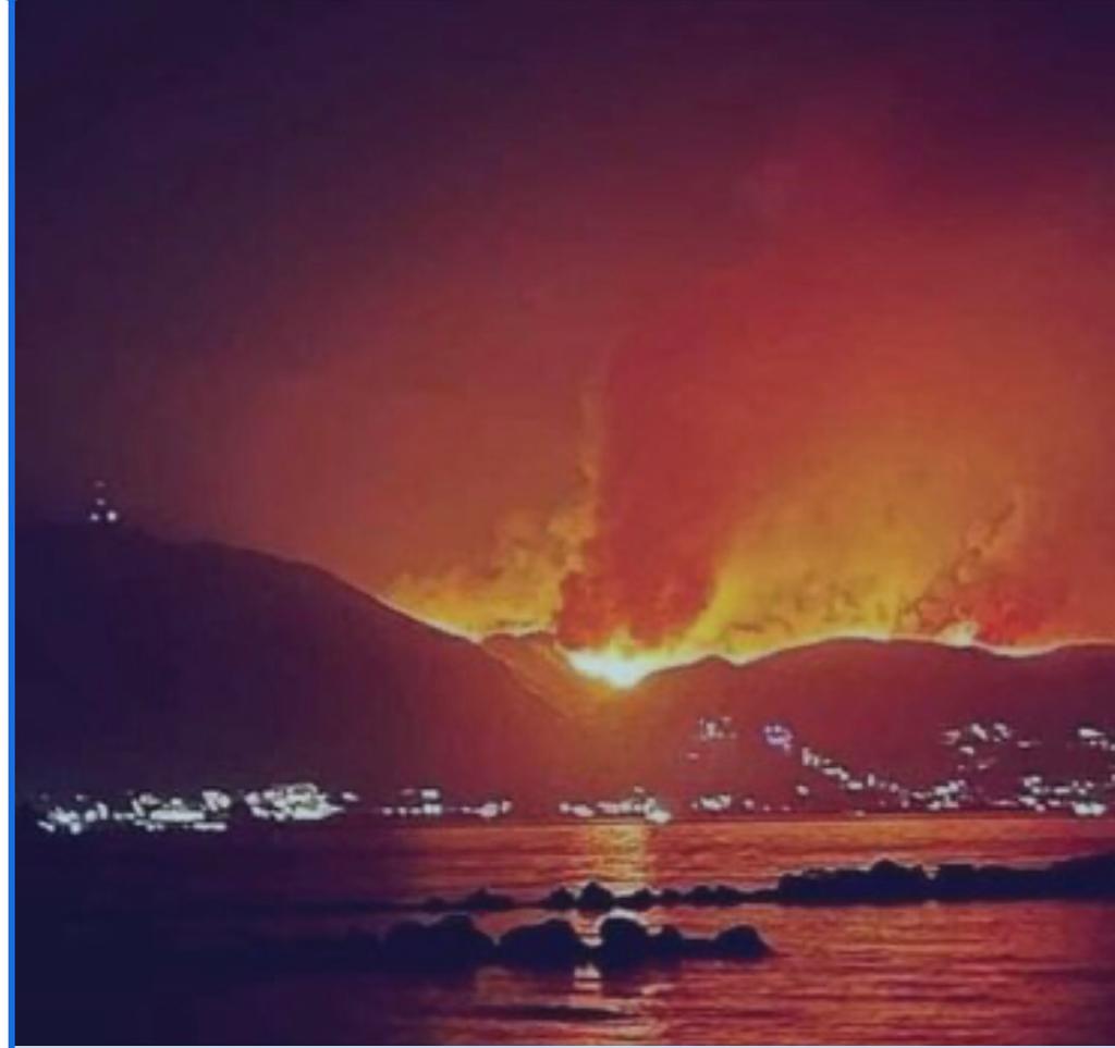 Situatë apokaliptike në Greqi/ Ishujt Rodos, Korfuz, Karystos, Aegio në flakë, shpërthime të vazhdueshme
