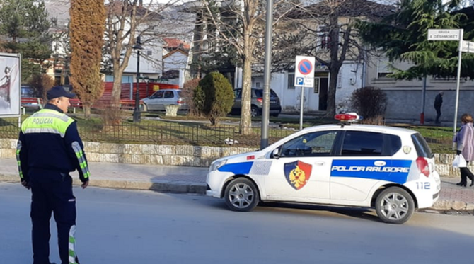 Përplasi një makinë të parkuar dhe plagosi një këmbësor, arrestohet shoferi 38-vjeçar në Korçë