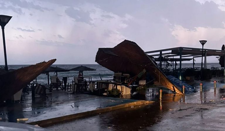 Jo vetëm zjarret, disa zona bregdetare të Greqisë goditen nga tornadoja, dëme të mëdha në biznese, makina të shkatërruara